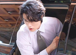 Khoảnh khắc bước xuống xe đẹp tựa nam thần của Lee Dong Wook làm trái tim fangirl xuyến xao