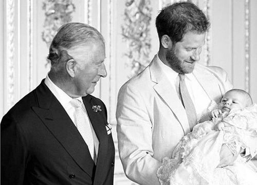 Meghan Markle có động thái đầu tiên lấy lòng bố chồng sau khi xác nhận rời Hoàng gia Anh, đến Mỹ nghỉ lễ