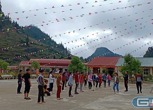 Băng rừng, lội suối ngắt một chùm hoa dại, em tặng cô