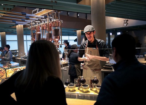 Choáng ngợp trước sự hoành tráng của Starbucks Reserve Roastery - cửa hàng Starbucks lớn nhất thế giới mới khai trương tại Chicago