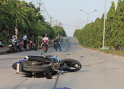 Clip: Thanh niên đâm trúng bà cụ, hình ảnh xe máy trượt dài tóe lửa khiến người ta ám ảnh