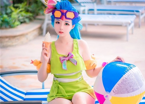 Cosplay Zoe Tiệc Bể Bơi khiến game thủ chỉ muốn lao ngay ra tắm