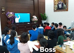 Đến nhà thăm cô ngày 20/11, đám học trò tưởng được chiêu đãi quà bánh ai ngờ bị cô bắt&#8230; ngồi xem giảng online