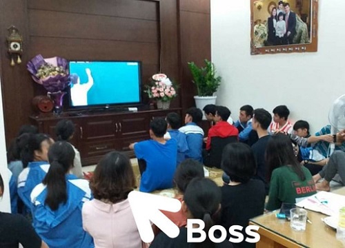 Đến nhà thăm cô ngày 20/11, đám học trò tưởng được chiêu đãi quà bánh ai ngờ bị cô bắt... ngồi xem giảng online