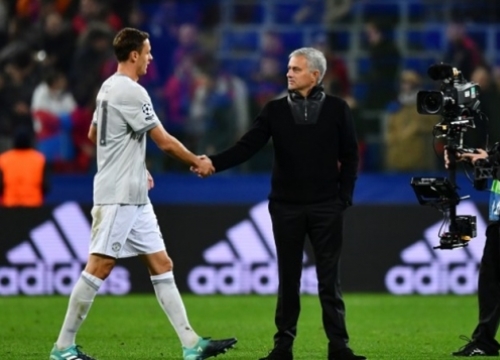 'Kẻ hết thời' Man Utd chơi lớn, Mourinho sắp được vinh danh ở... Serbia