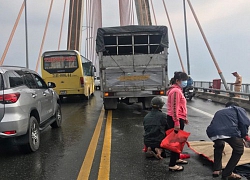 Ngã trên cầu Rạch Miễu, xe chạy sau không né kịp