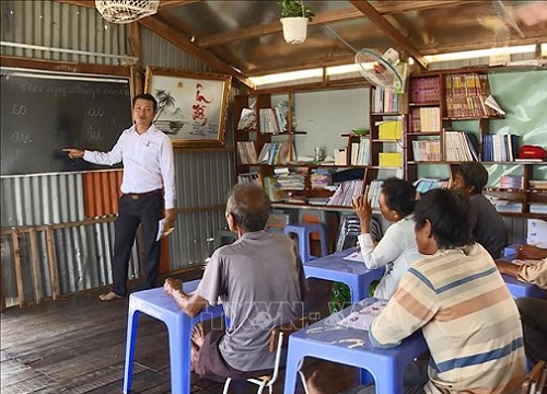 Người thầy 'đặc biệt' gieo chữ trên lòng hồ Trị An