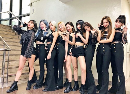 Niềm vui nhân đôi của Twice: Album mới thống trị BXH Nhật, 'Feel Special' quay trở lại top tìm kiếm Melon