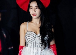 Solar (Mamamoo) khiến fan nhức mắt vì quần cắt te tua