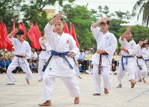 Trưởng phòng GD&ĐT huyện Yên Lạc, Vĩnh Phúc nói về vụ thầy dạy võ: "Việc giẫm đạp vào mình như vậy thì cũng chết chứ nói gì các cháu"