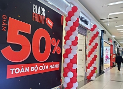 Chưa đến Black Friday, phố thời trang Hà Nội đỏ rực biển hiệu siêu giảm giá