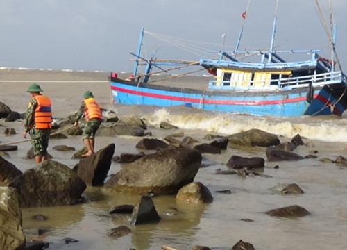 Cứu hộ tàu cá mắc cạn ở cửa biển Đà Diễn