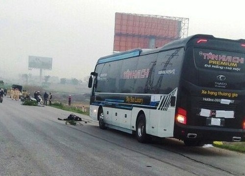 Hai cha con bị xe khách tông tử vong khi đi bộ sang đường