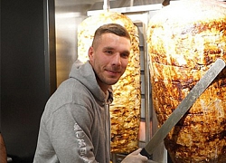 Podolski về quê nhà Ba Lan vừa chơi bóng, vừa kinh doanh cả kem và bánh kebab