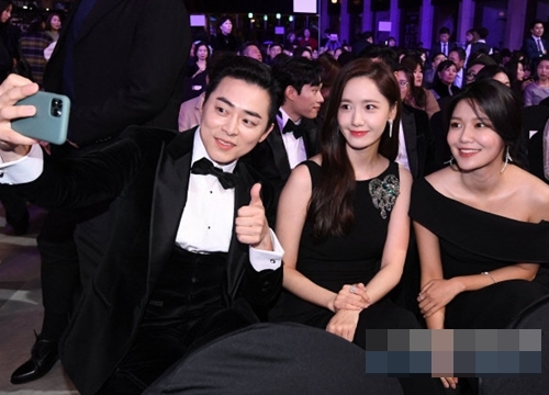 'Rồng Xanh 2019': Soo Young - Yoona (SNSD) đoàn tụ, rạng rỡ selfie cùng Jo Jung Suk