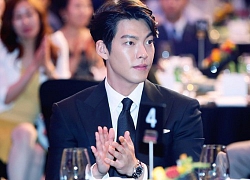 Sau hơn 2 năm điều trị bệnh ung thư, tài tử Kim Woo Bin lần đầu xuất hiện chính thức và còn trên thảm đỏ Rồng Xanh