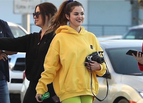 Selena Gomez và dàn sao Hollywood tích cực diện mốt mặc đồ neon