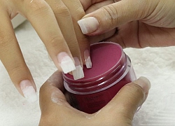 Sơn móng tay bằng bột nhúng nails, cô gái bị chảy máu, mưng mủ kinh hoàng