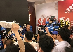 TPHCM: Chen chân mua sắm hàng hiệu tại ngày hội Black Friday sớm