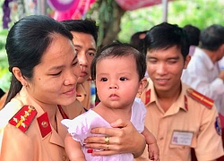 Vợ của Trung úy công an tử nạn lúc truy đuổi trộm: "Từ ngày cha mất, bé không chịu ngủ, cứ khóc liên tục"