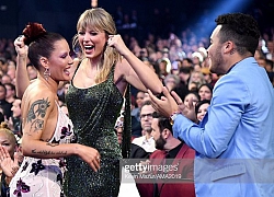 AMAs 2019: Không chỉ trên sân khấu, Taylor Swift còn &#039;toả sáng&#039; dưới khán đài nhờ Camila, Selena như thế này