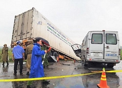 Ảnh: Hiện trường container tông trực diện xe khách khiến 13 nguời thương vong