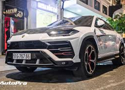 Bắt gặp Minh 'nhựa' lấy Lamborghini Urus độc nhất Việt Nam chở vợ đi chơi đêm