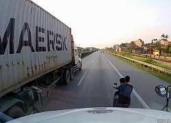 Clip: Người đàn ông vô cớ khỏa thân chặn đầu xe container trên đường lúc 5h sáng