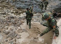 Cùng biên phòng Ka Lăng tuần tra nơi sông Đà chảy vào đất Việt