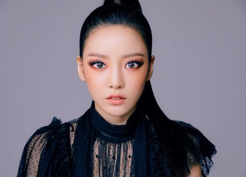 Goo Hara từng không ngại cắt mái ngố, làm tóc xoăn xù mì