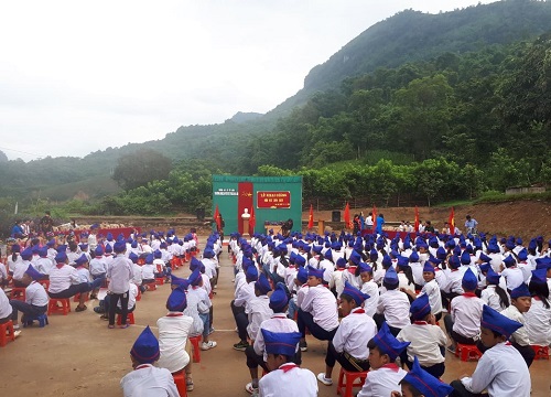 Kỉ luật cảnh cáo Hiệu trưởng Na Loi thu tiền giáo viên và học sinh trái quy định