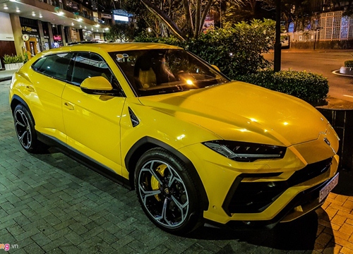 Lamborghini Urus màu vàng đặc trưng xuất hiện trên phố TP.HCM