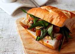 Bánh mì heo quay giòn rụm, hấp dẫn