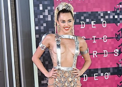 Bộ váy lai... khố của Miley Cyrus lọt top 5 'thảm hoạ của thập niên'