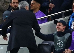 Cậu bé nhặt bóng tiết lộ lý do Mourinho không tìm ra mình sau trận