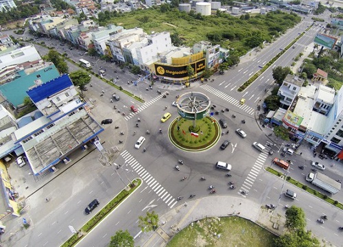 Clip: Người phụ nữ tông thẳng vào ô tô, rồi bay lên không trung khi chạy xe qua ngã tư