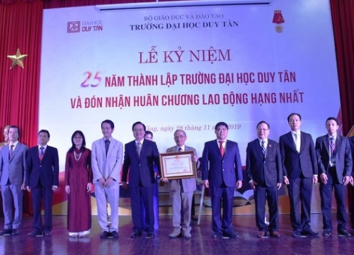 Đại học Duy Tân Đà Nẵng đón nhận Huân chương Lao động hạng Nhất