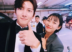 Dân mạng ngưỡng mộ cô gái được Ji Chang Wook cầm điện thoại, chụp ảnh chung