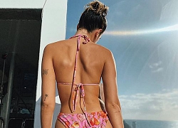 Dua Lipa &#039;thả dáng&#039; gợi cảm với bikini bé xíu trên du thuyền