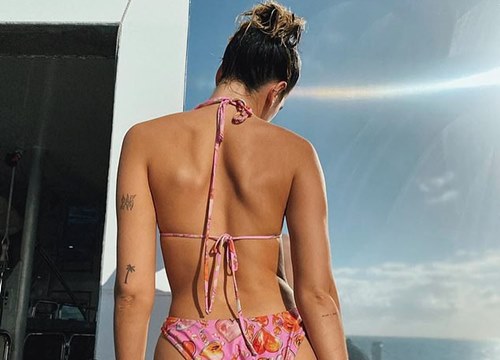 Dua Lipa 'thả dáng' gợi cảm với bikini bé xíu trên du thuyền