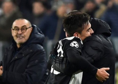 Dybala chào kiểu 'nhà binh' với ai sau khi lập siêu phẩm?