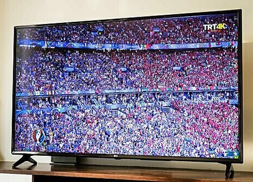 Giá TV 4K cỡ lớn bằng nửa năm ngoái