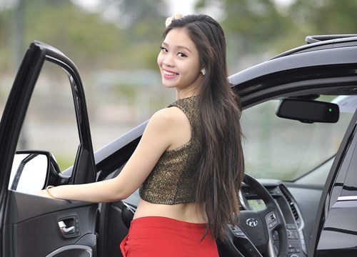 Hot girl nuột nà đọ dáng bên Hyundai Santa Fe đời cũ