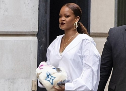 Rihanna xách túi Louis Vuitton hàng hiếm đến cổ vũ Ronaldo