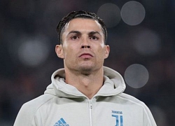 Ronaldo nhận đủ &#8216;gạch đá&#8217; vì &#8216;phụ kiện lạ&#8217; trận Atletico