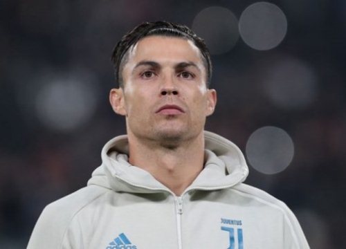 Ronaldo nhận đủ 'gạch đá' vì 'phụ kiện lạ' trận Atletico