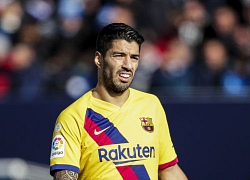 Suarez sút bóng vào đầu trọng tài; Thẻ vàng kỳ lạ cho Messi và Jurgen Klopp