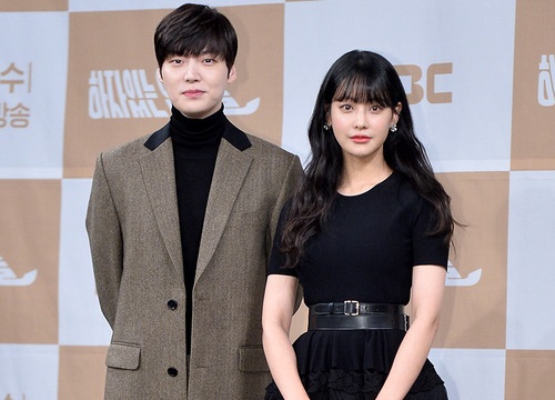 Ahn Jae Hyun và "tiểu tam" tin đồn lần đầu lộ diện sau vụ ly hôn chấn động: Đều có biểu cảm tươi rói, lên cân thấy rõ