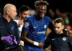 Tiền đạo Chelsea khóc khi phải rời sân vì chấn thương