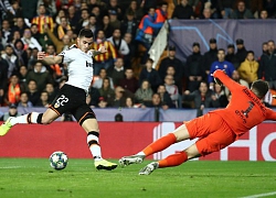 Tiền vệ Valencia tạt bóng thành bàn khiến Chelsea bị cầm hòa